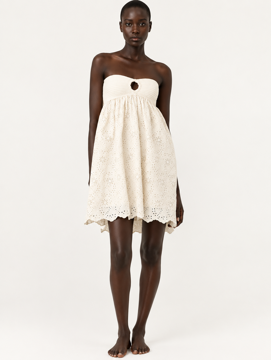 Vestido vintage broderie escote engomado - foto editorial